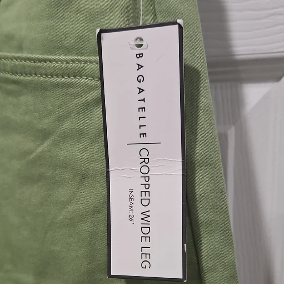 Women's Cropped Wide Leg Pants - Picture 3 of 6